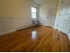 와잇스톤 3Bed 1.5Bath 147가 17Ave. 2층나무 물만포함 1300sf. 주차편리 넓은공간 즉시입주